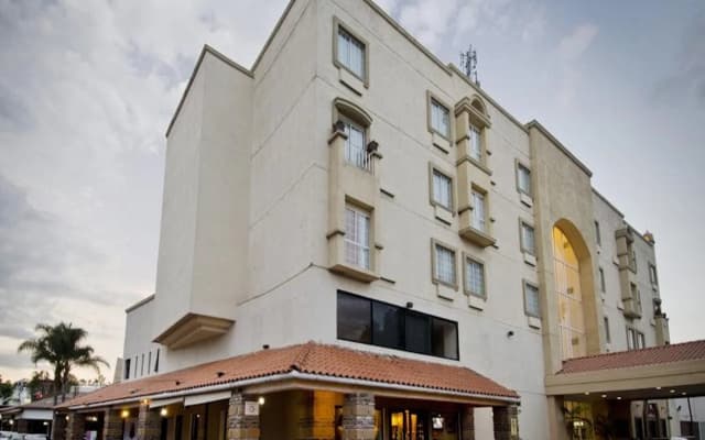 Hotel Suites Mexico Plaza Campestre