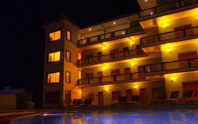 Two Moons Hotel - Hostel