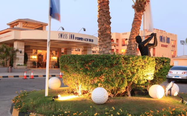 Курортный отель Swiss Inn Pyramids Golf Resort